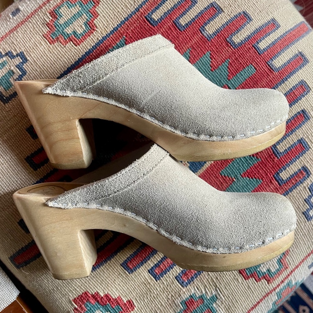 Old School Clog on High Heel in Chalk Suede